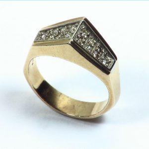 Diamond's Engagement Ring set in a nice 14 kt Yellow Gold Simple Design