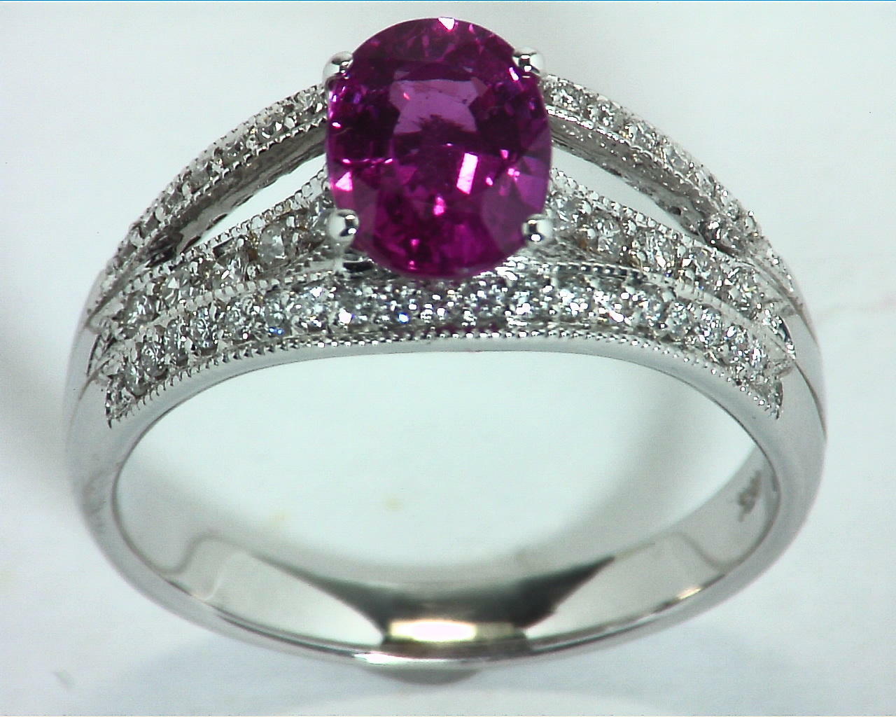 Pink Sapphire 18 kt Gold Engagement Ring in a unique DesignRFK,305 6