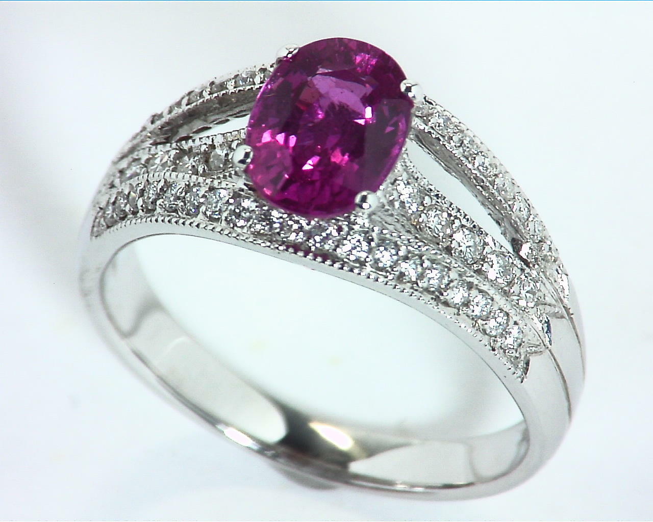 Pink Sapphire 18 kt Gold Engagement Ring in a unique DesignRFK,305 4